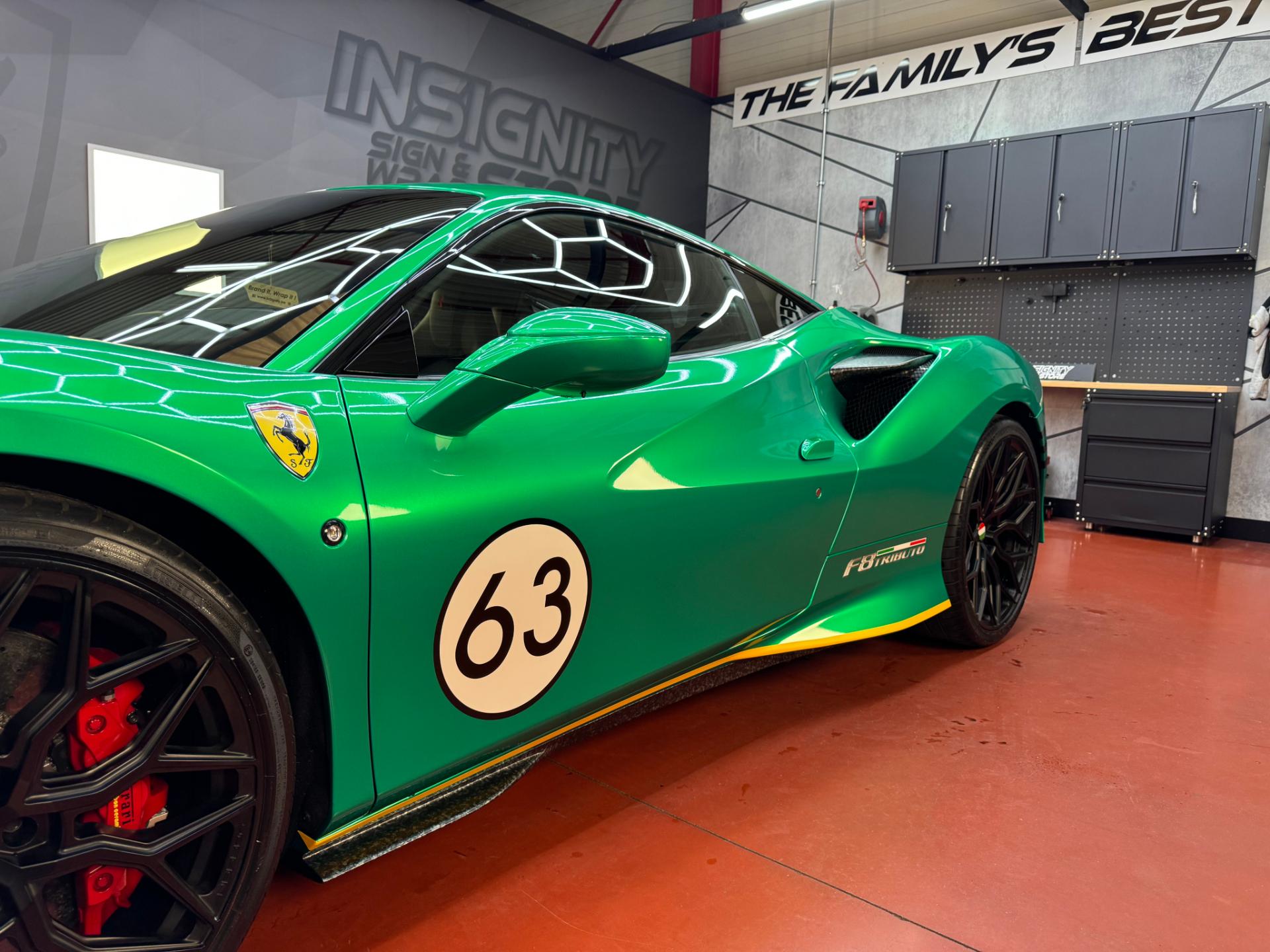 Groene sportwagen met bestickering.