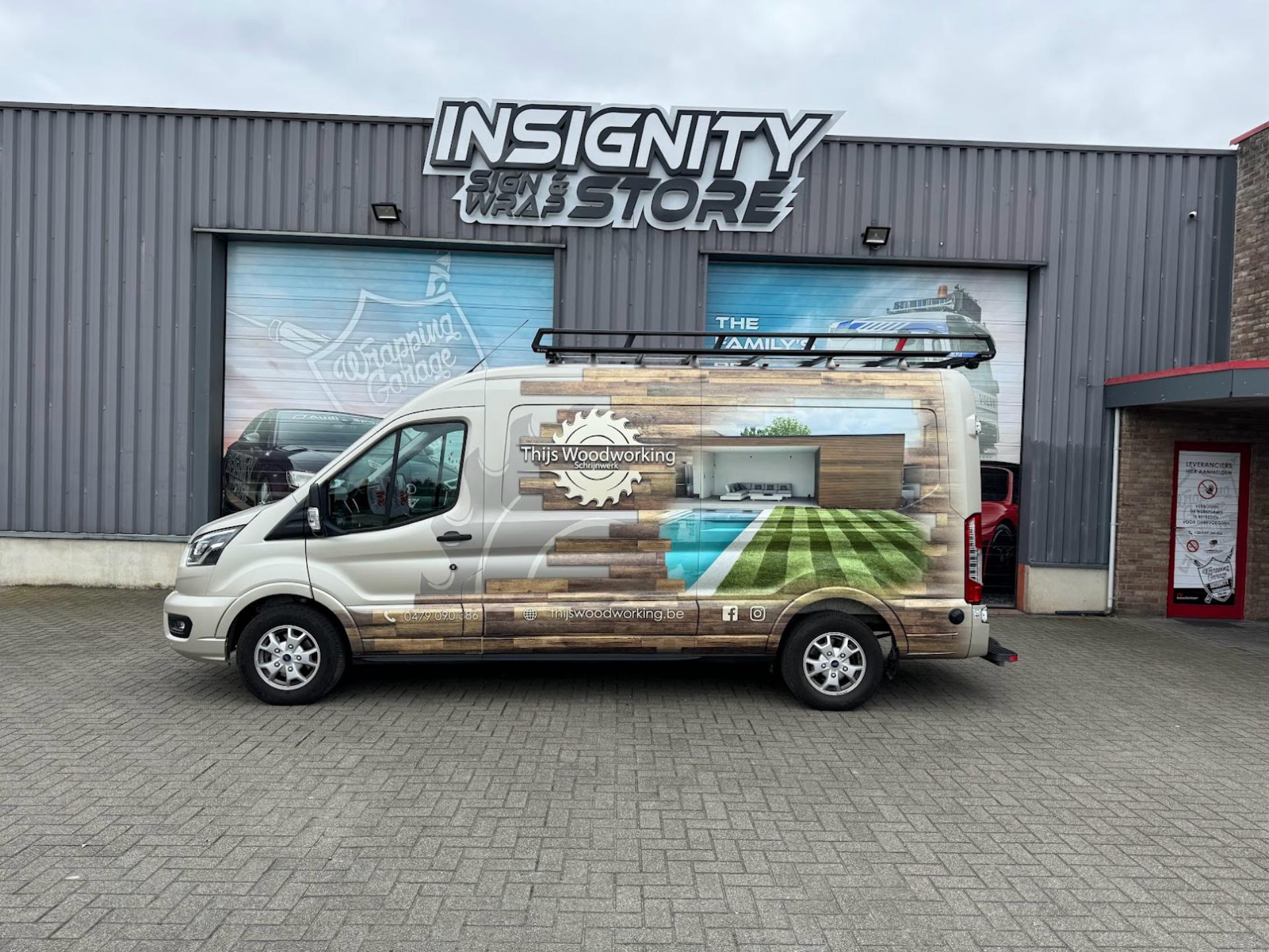 Commerciële wrap op een busje dat voor het gebouw van Insiginity staat.