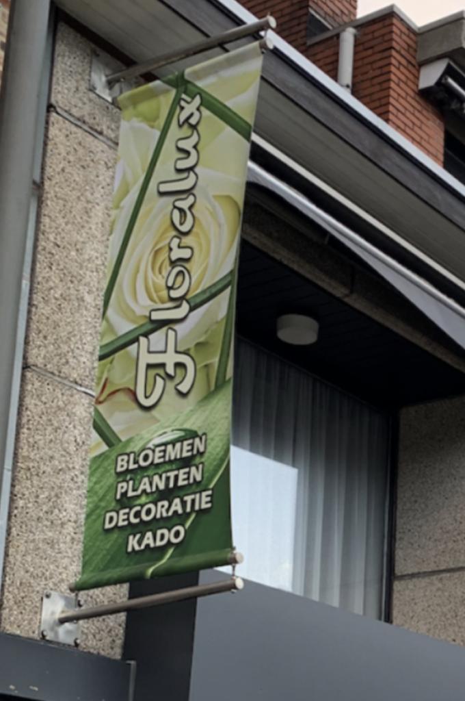 Banner vlag reclame spandoek voorgevel